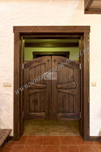 Дверь распашная из сосны – фото