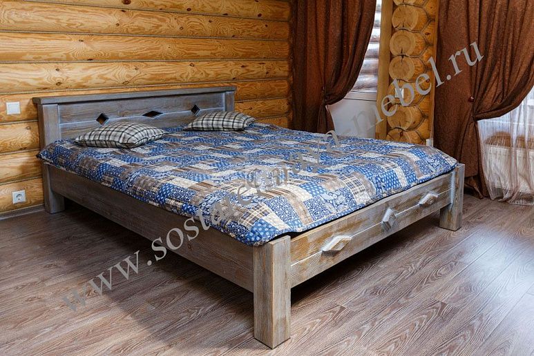 Состаренная кровать из массива дерева – фото