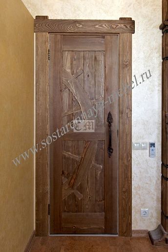 Межкомнатная дверь из состаренного дерева – фото