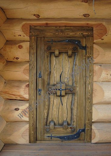 Как изготавливают и декорируют двери из массива под старину?