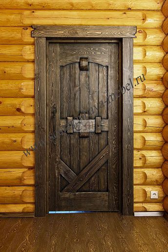 Дверь из массива сосны с коваными элементами – фото